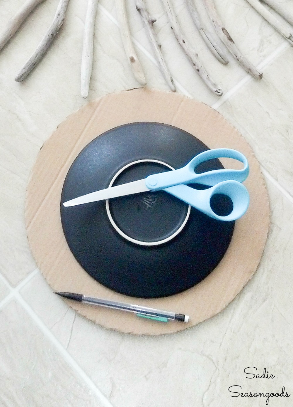 Making a Driftwood sunburst wreath with a cardboard base