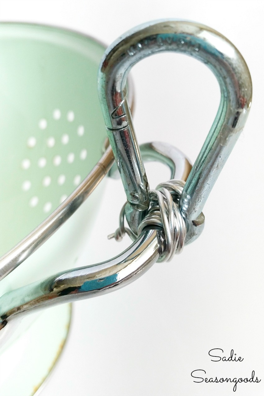 Fixing the carabiner to the enamel colander with jewelry wire