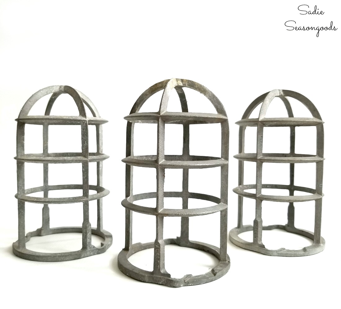 Light bulb cages with industrial style for upcycling into Christmas luminaries