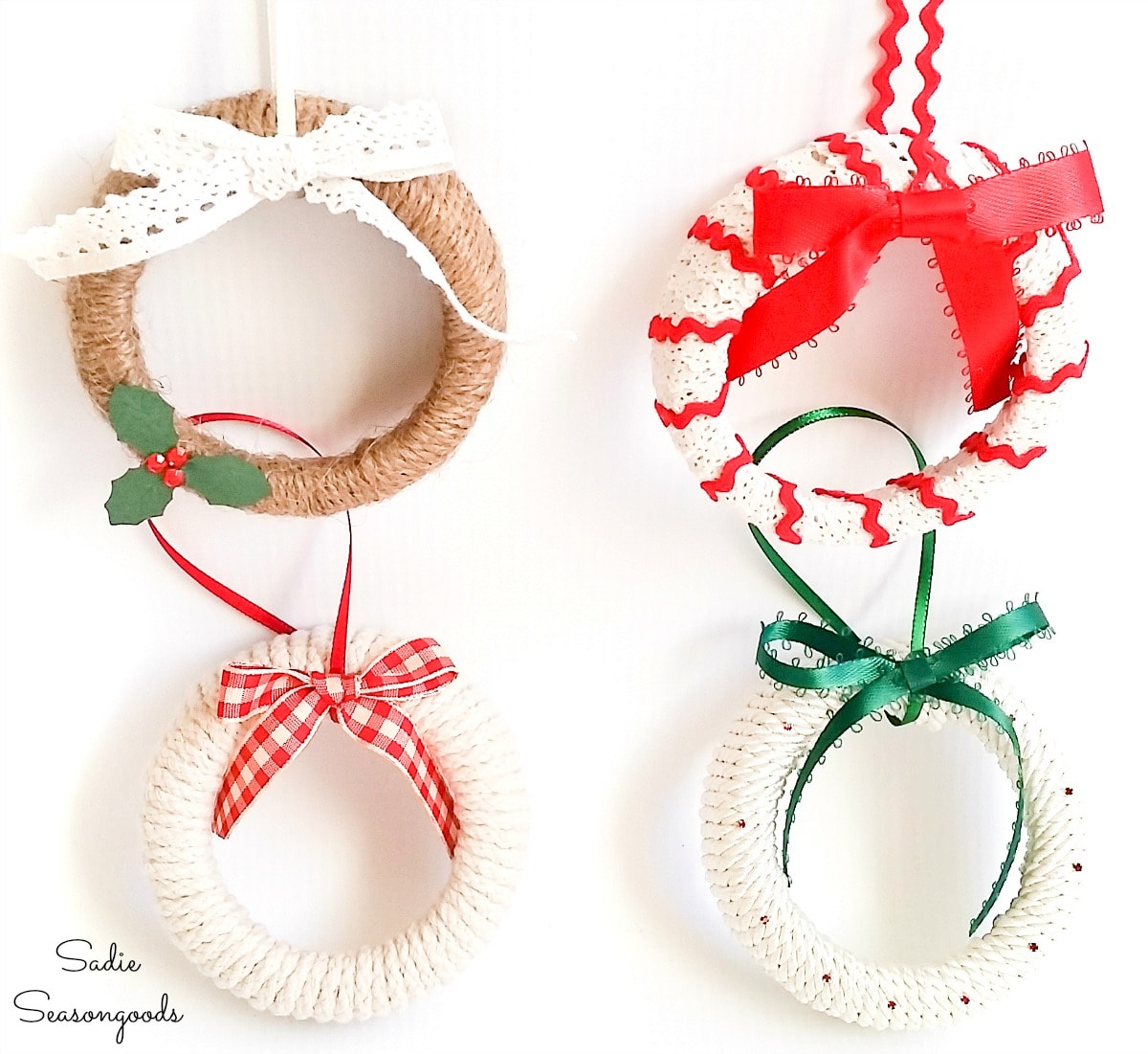 Mini Christmas wreaths as ornaments from mason jar lids