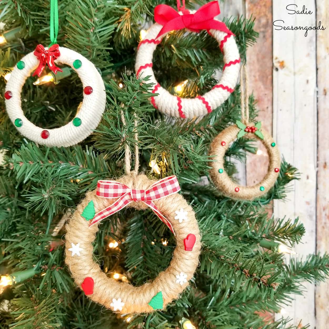 Mini Christmas Wreaths from Mason Jar Lids