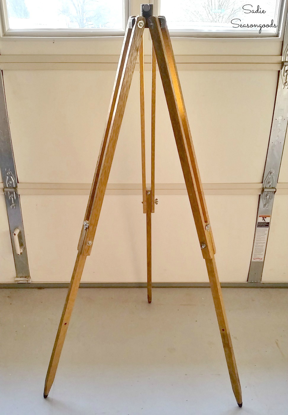 Upcycling a surveyors tripod into an industrial floor lamp or tripod lamp with lamp kit by Sadie Seasongoods / www.sadieseasongoods.com