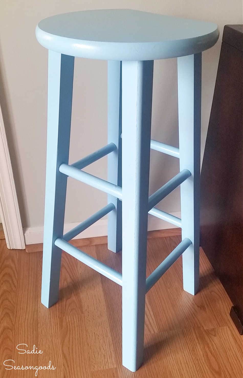 painting a wooden counter stool