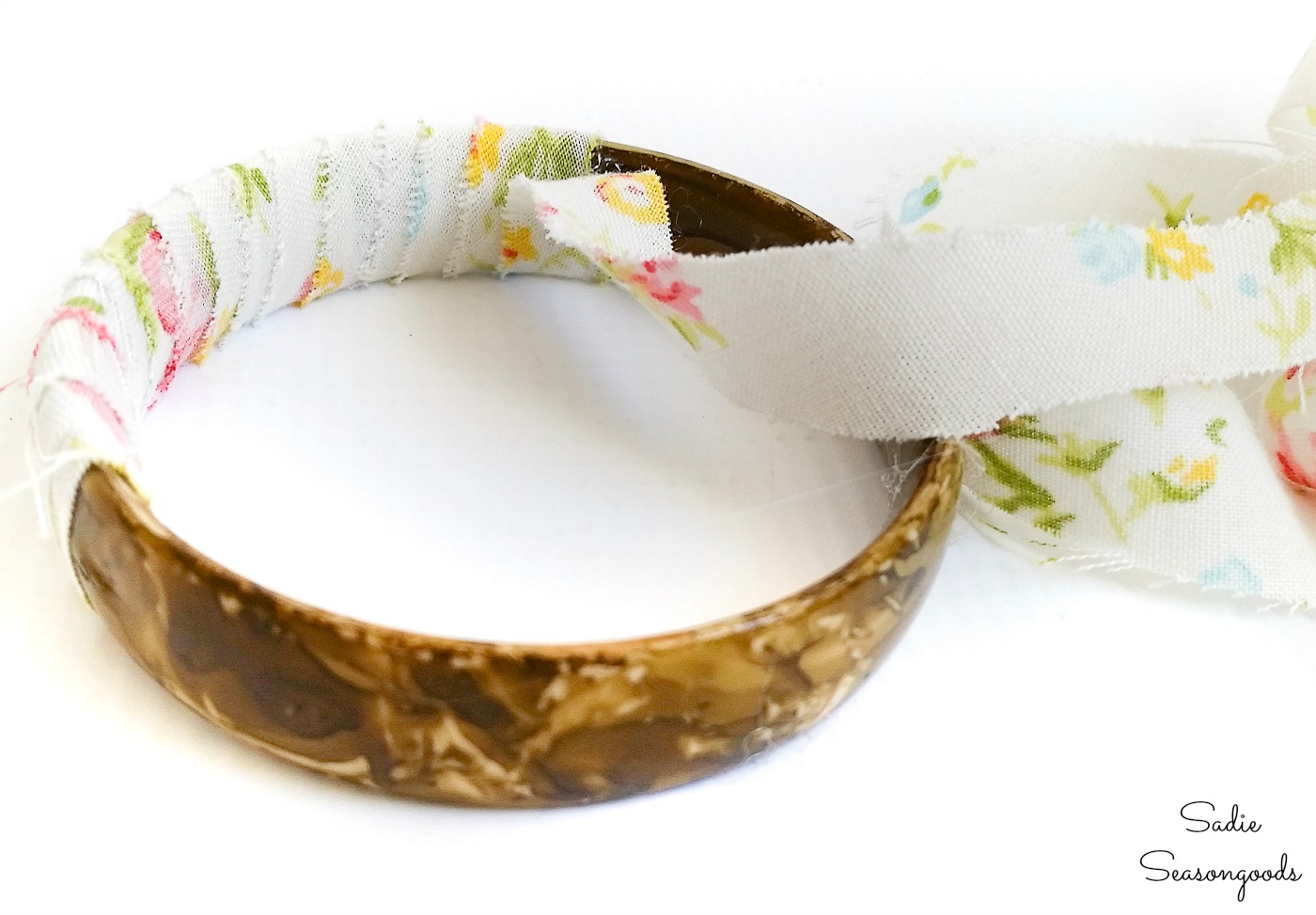 Upcycling jewelry with fabric from vintage sheets