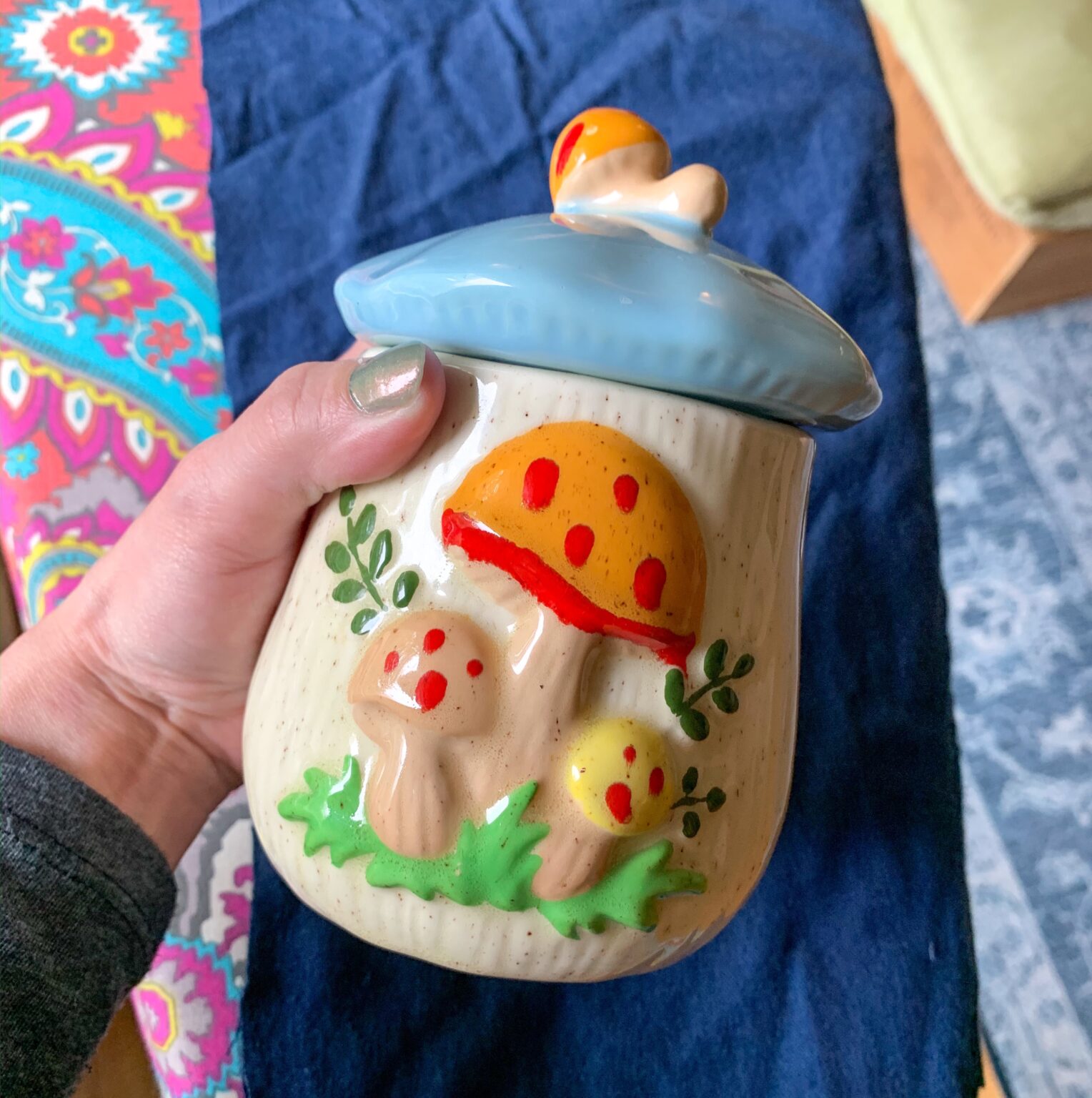 Upcycling a vintage canister or vintage sugar bowl as a needle cushion