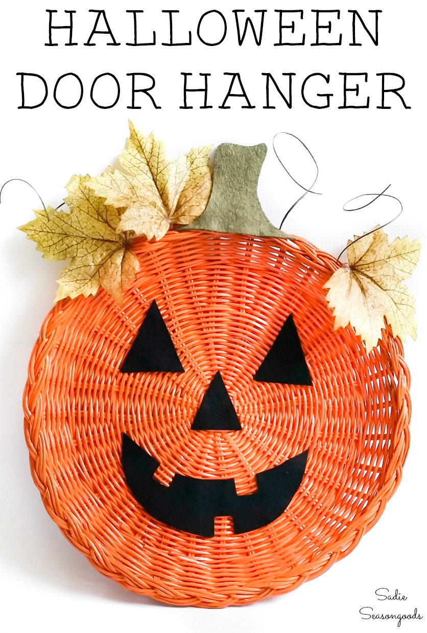 Halloween door hanger by upcycling a paper plate holder