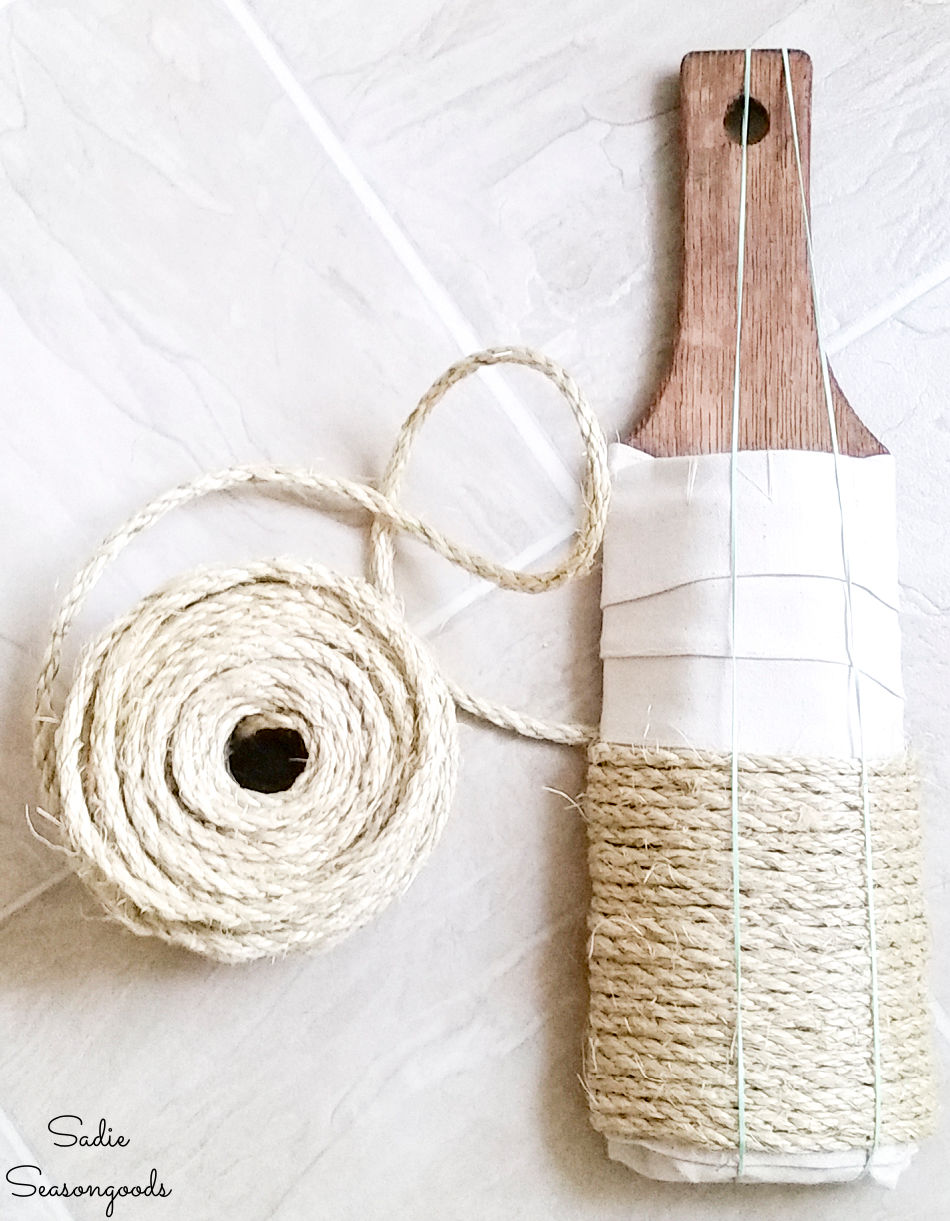 making a hanging cat scratcher