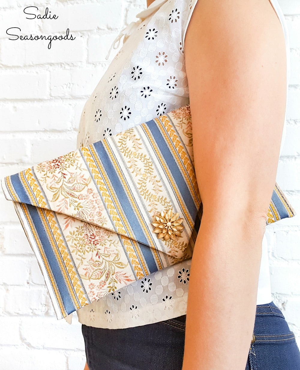 Envelope clutch pattern by refashioning a table runner