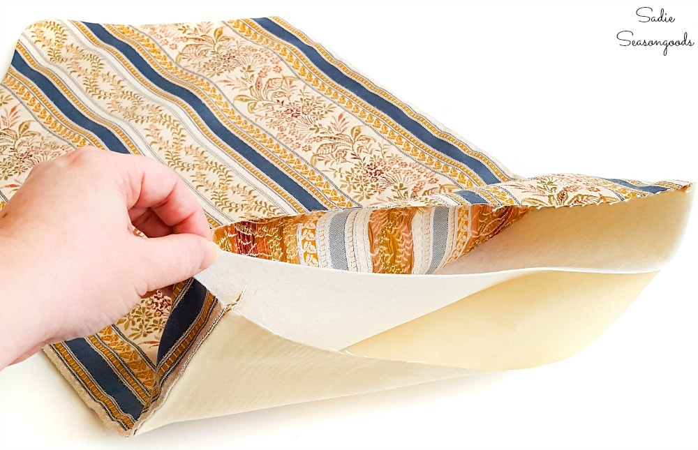 Fabric stabilizer inside a jacquard table runner
