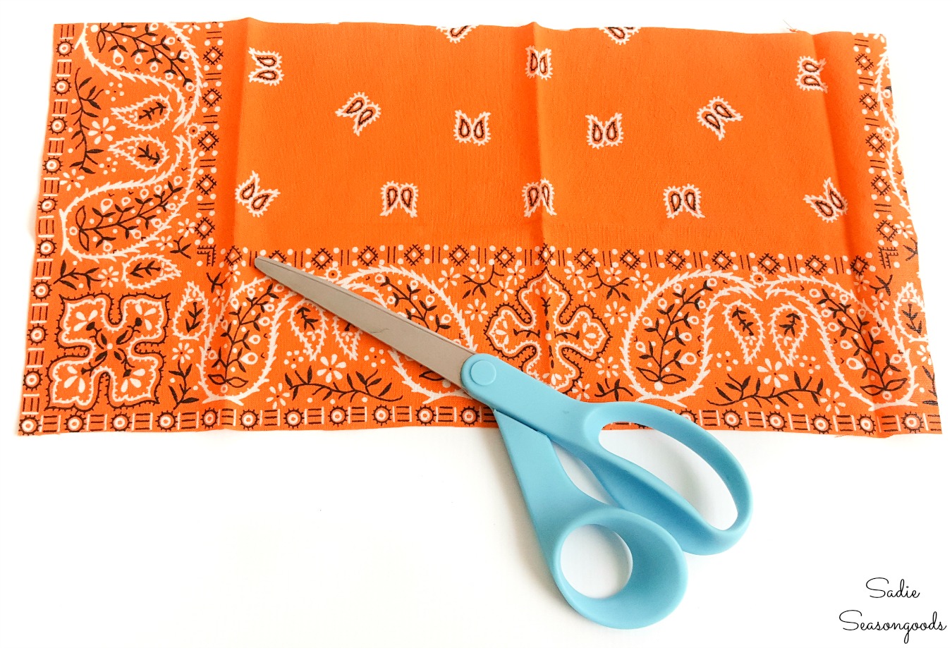 DIY fabric pumpkins from a Halloween bandana