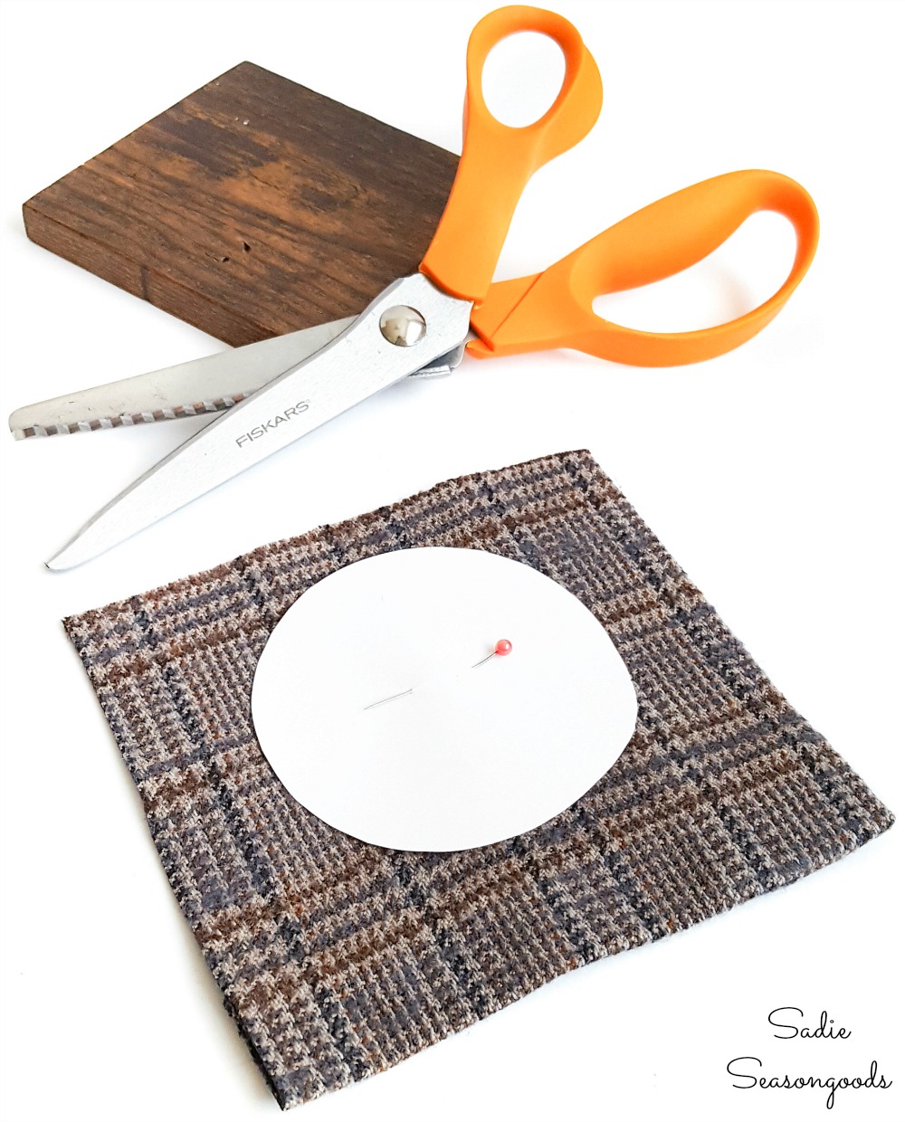 Decorating a wooden coaster set with tweed material