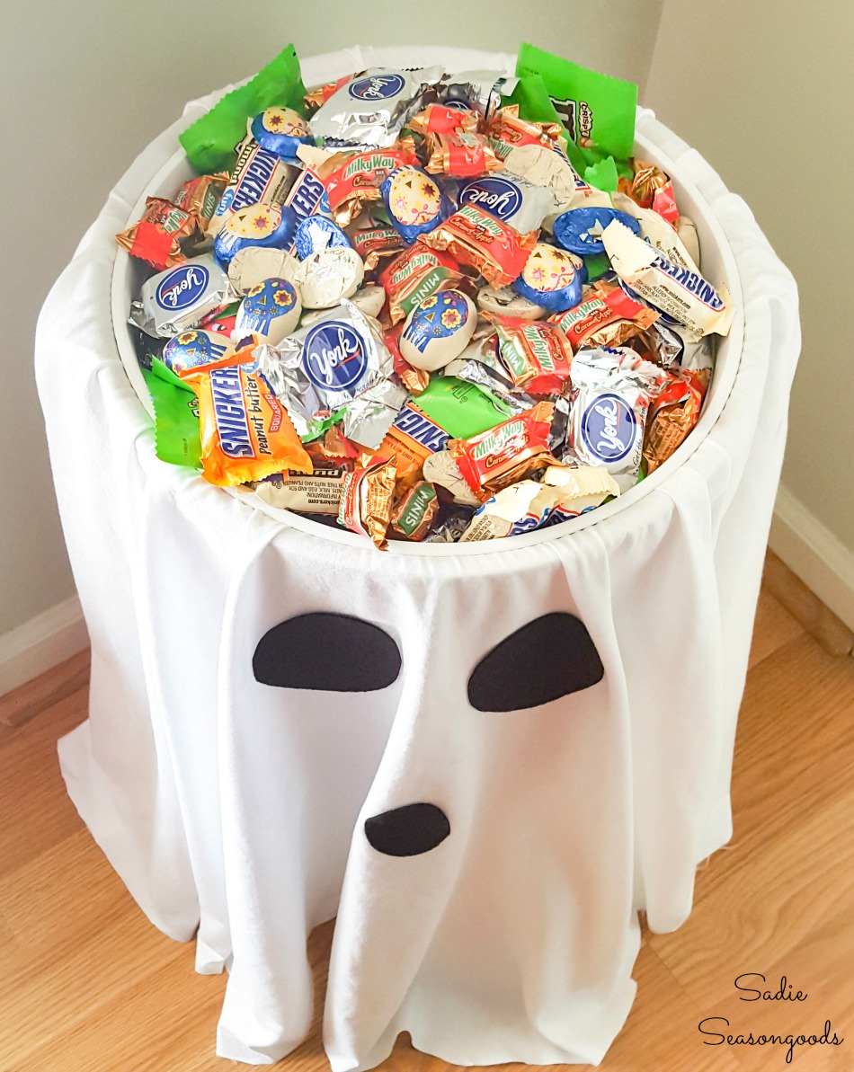 Easy trunk or treat ideas with a candy bowl holder