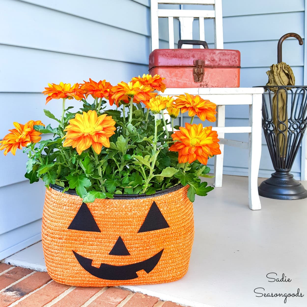 Upcycling a Straw Tote as a Halloween Planter