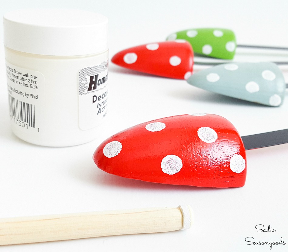 Painting vintage shoe trees to look like a toadstool mushroom