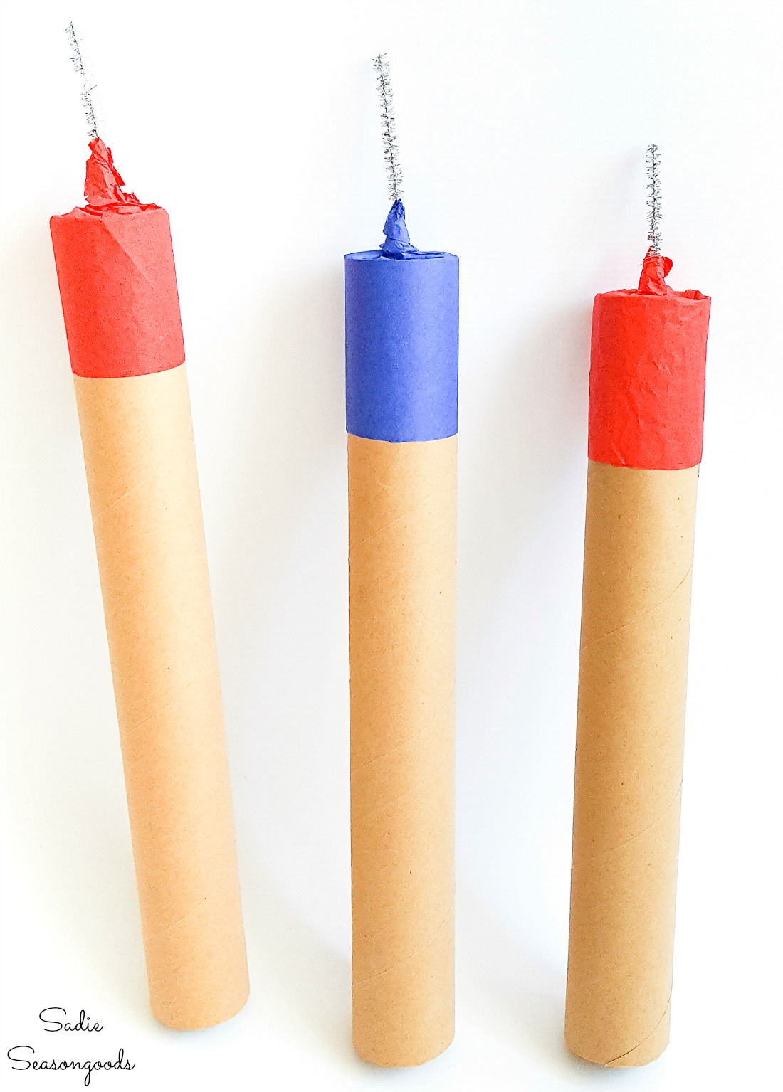 Crafting with cardboard rolls for Independence Day decorations