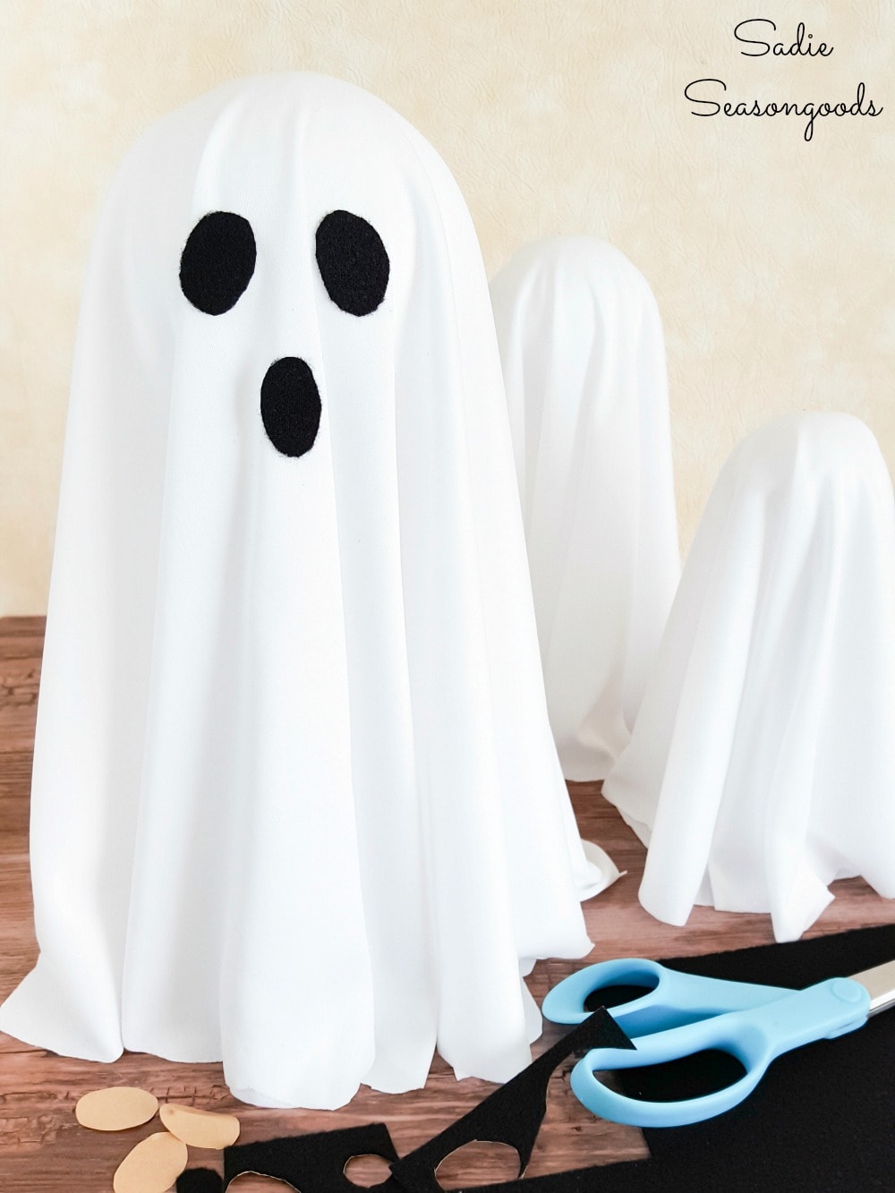 Ghost decorations with adhesive felt and metal candlesticks