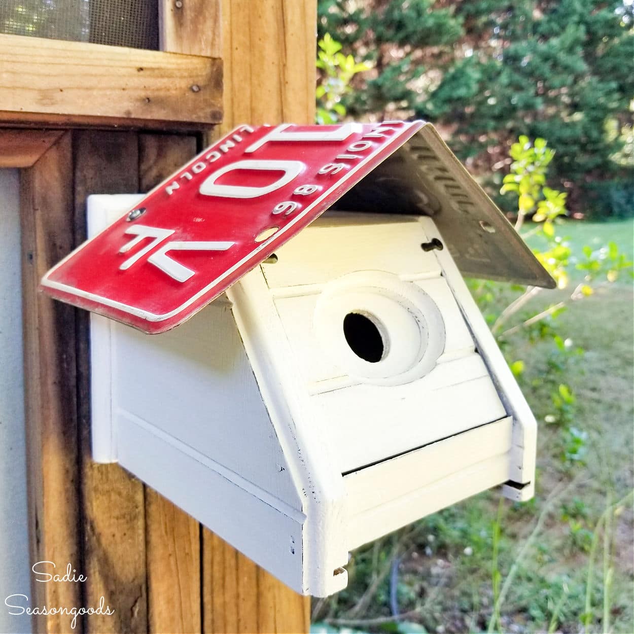 Wren Birdhouse from a Wooden Tissue Box