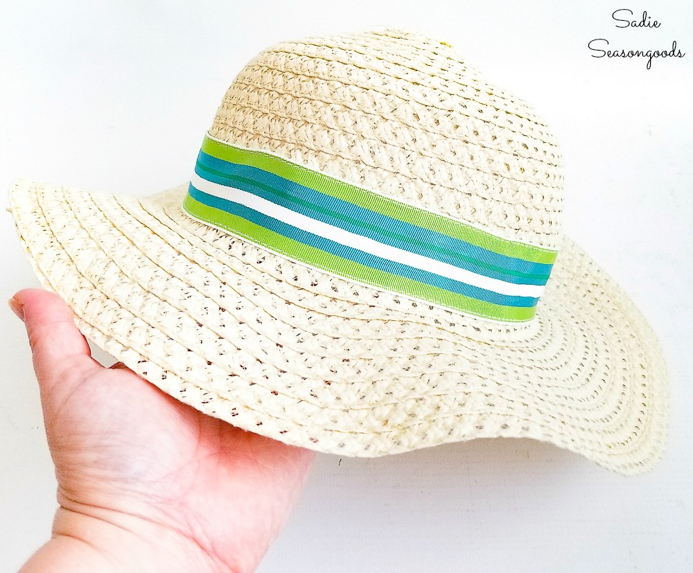 Hat band on a straw sun hat by upcycling a ribbon belt
