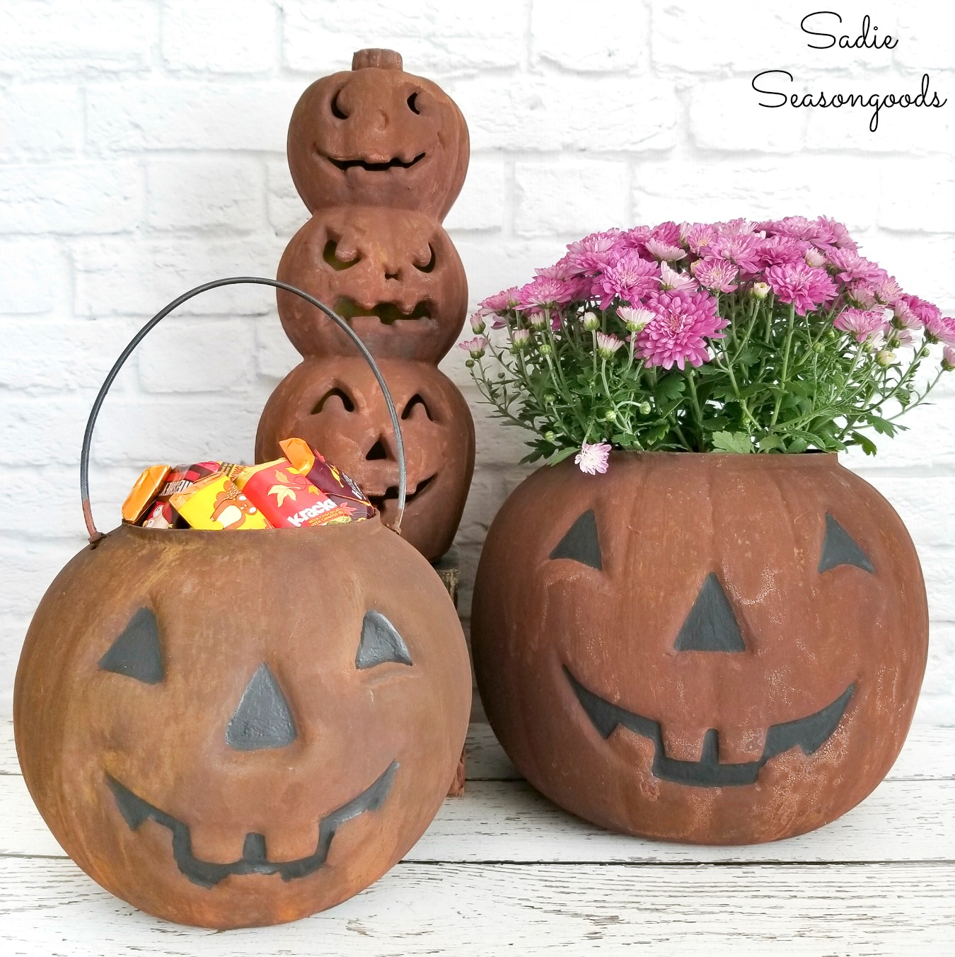 Plastic pumpkins as primitive Halloween decor with rust effect paint