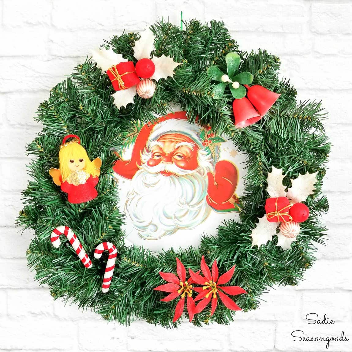 santa wreath from a christmas tray