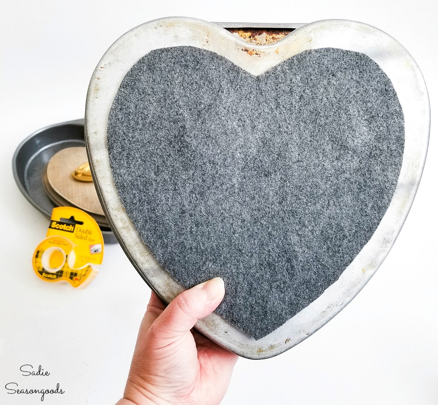 Covering the back of heart decorations with felt to prevent scratching the wall or furniture