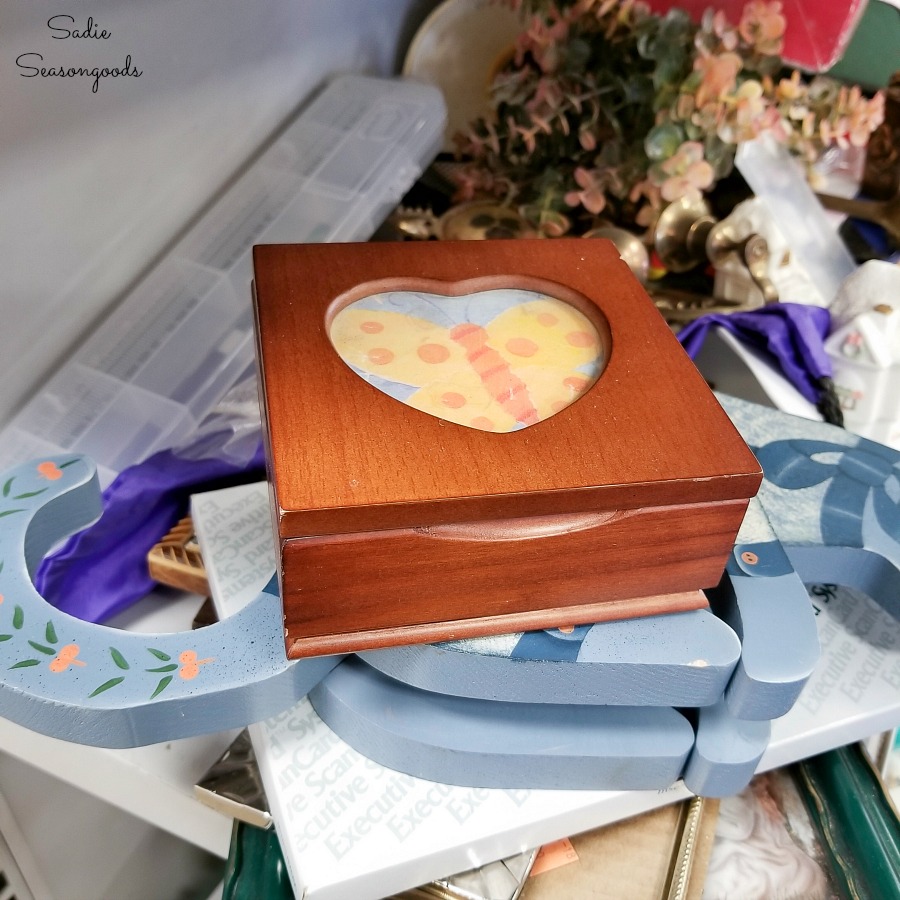 Ring box or mini jewelry box to be repurposed into vintage valentine decorations Ring box or mini jewelry box to be repurposed into vintage valentine decorations