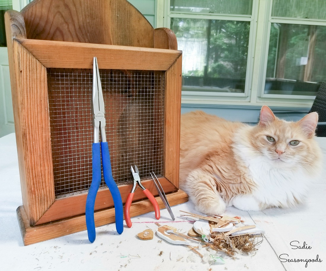 Cleaning the country decor before upcycling as french farmhouse decor