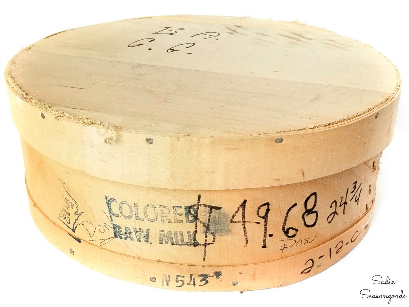 Upcycling the lid of a wood cheese box