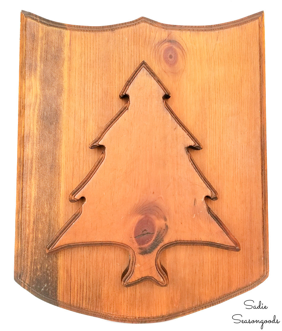 Wood plaque with a pine tree