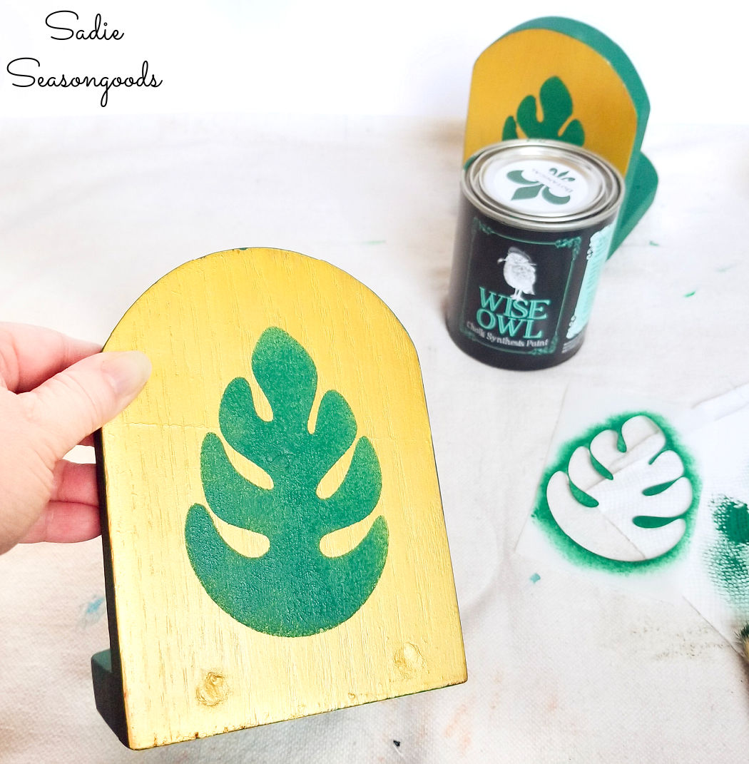 monstera leaf decor