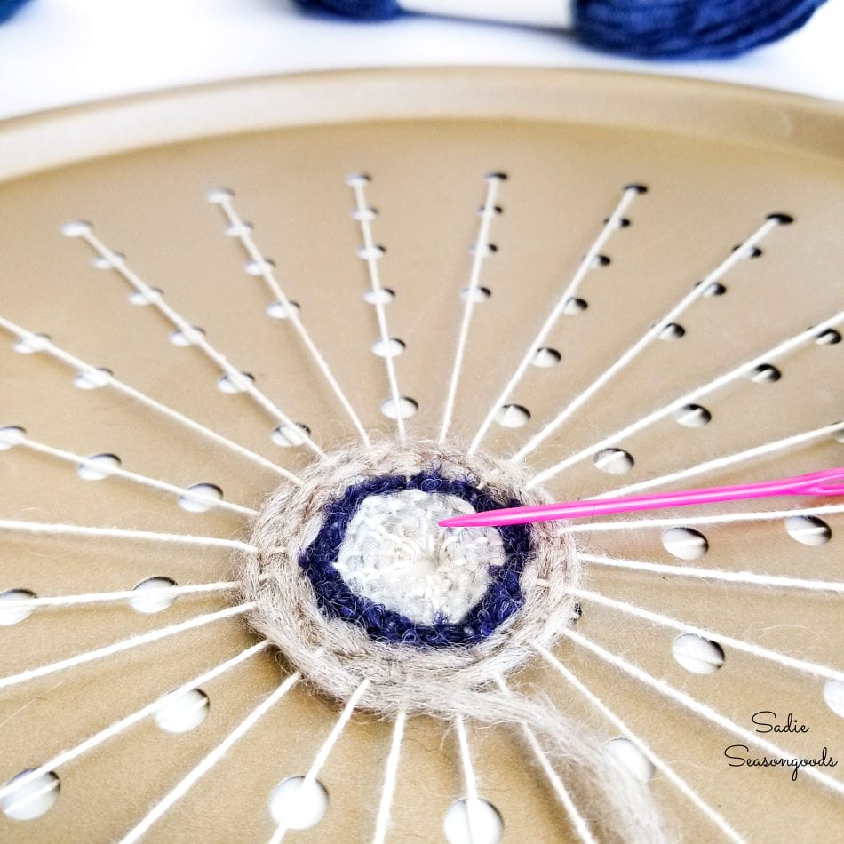 circle weaving on a pizza pan