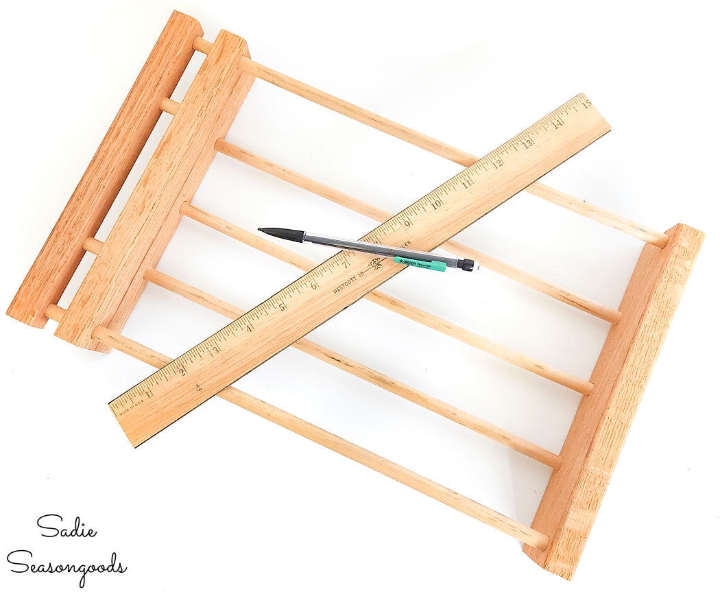 upcycling a casserole dish holder as a diy loom for weaving