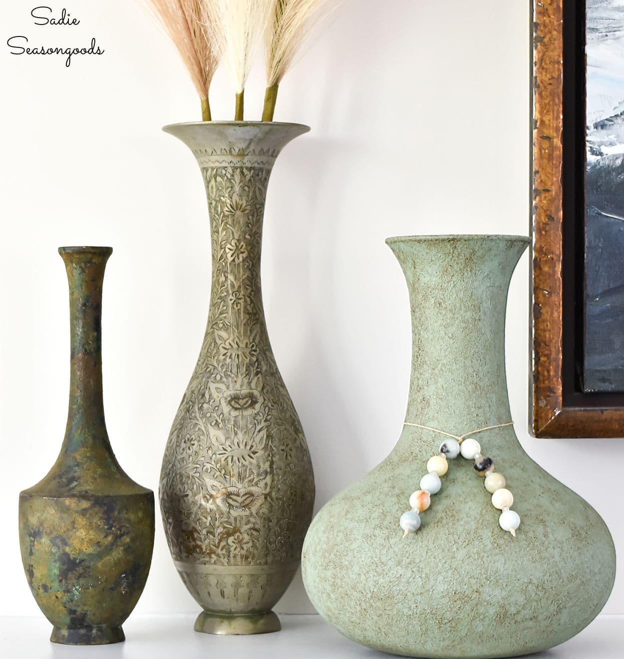 making an artisan vase with coffee grounds and a clear glass vase