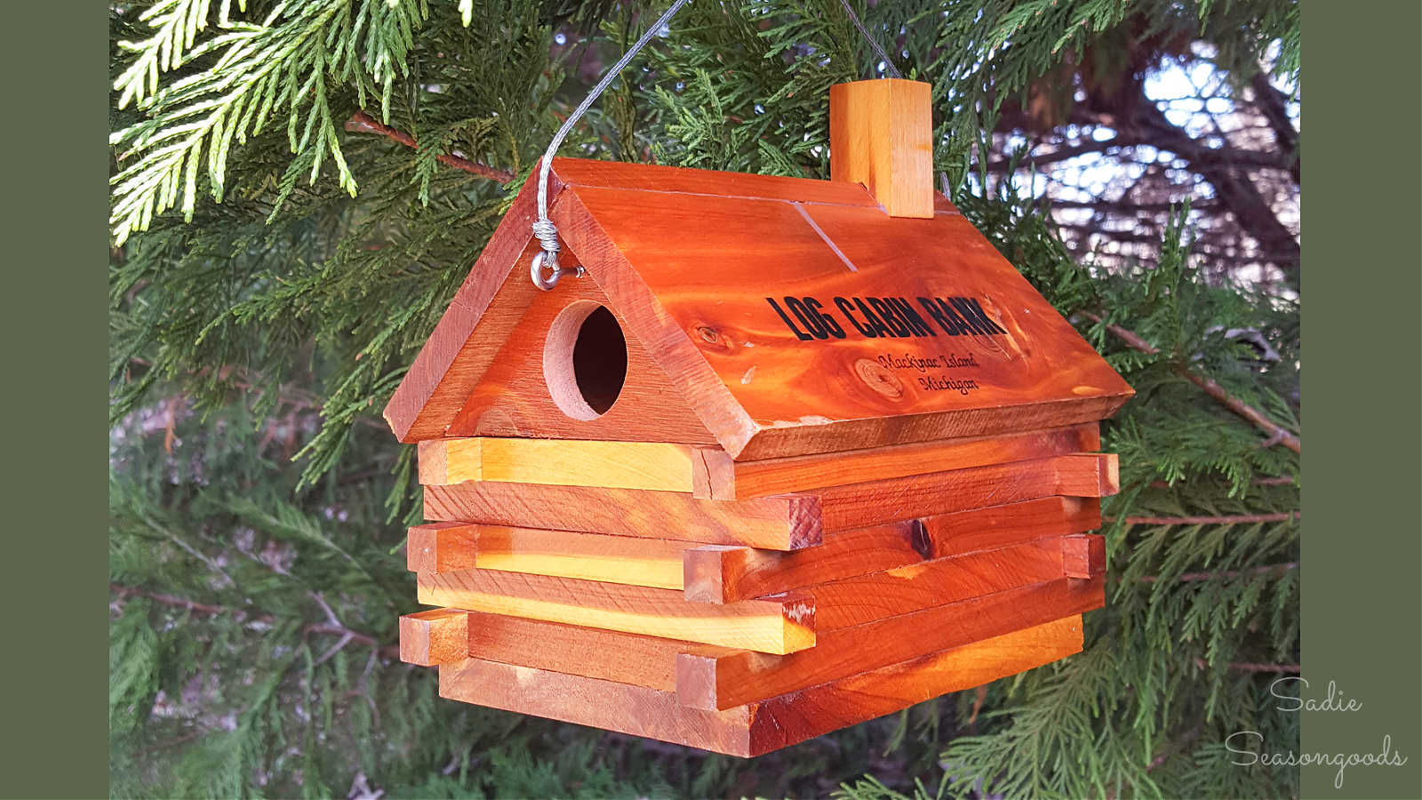 birdhouse that looks like a cabin