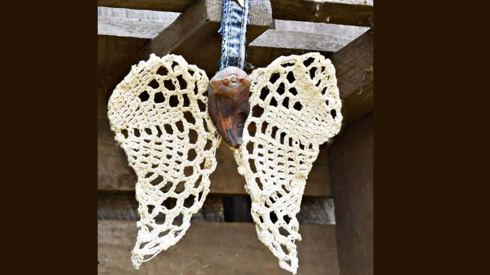 upcycling lace doilies as angel wings for the christmas tree