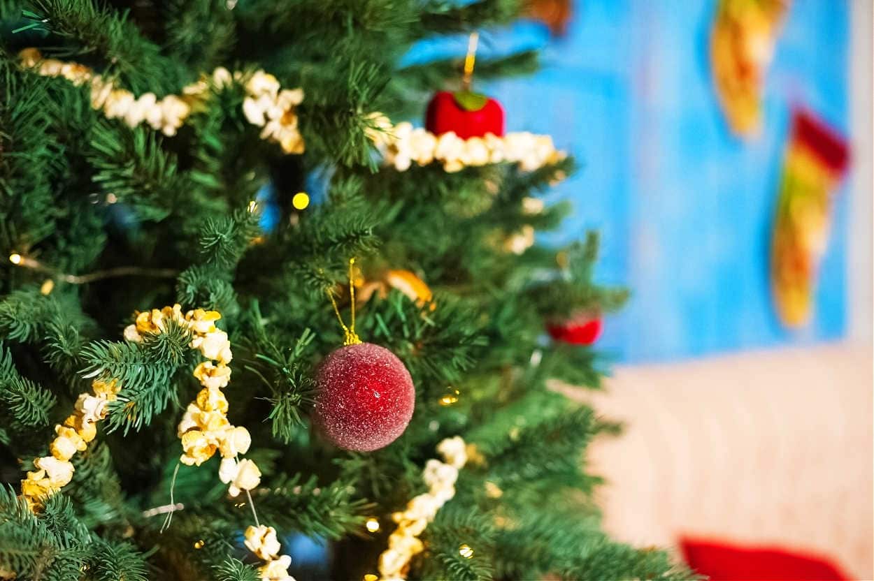 diy garland with popcorn and cranberries