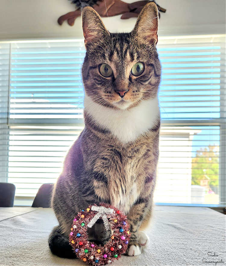 mason jar lid ornament that looks like a tinsel wreath