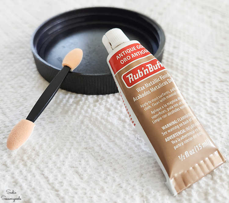using rub n buff on a plastic lid