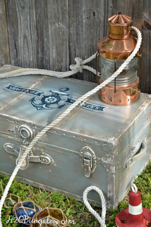 painting a trunk in a nautical style