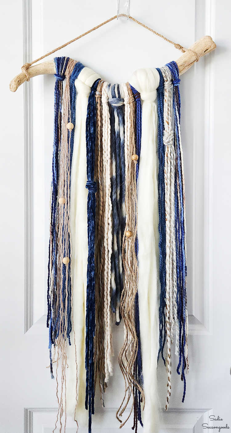 making an easy yarn wall hanging