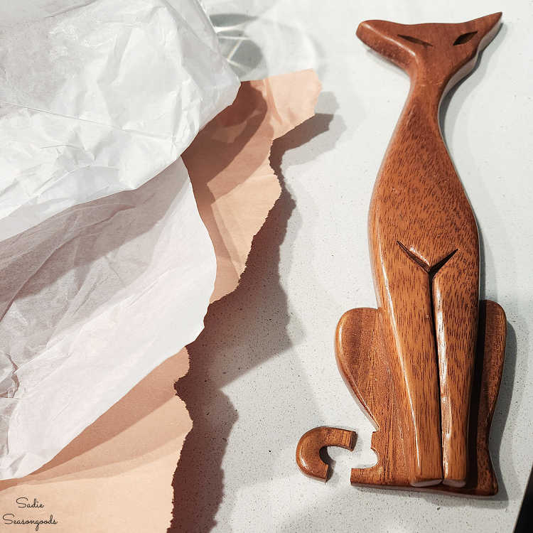 retro cat wall hanging with broken tail